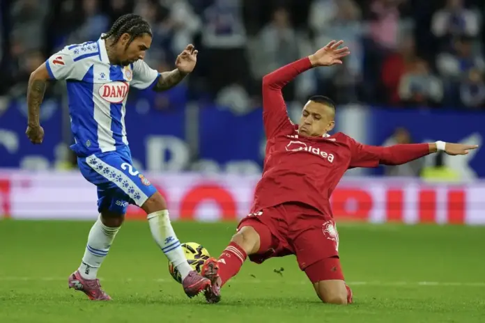 FOTOGRAFÍA. CORNELLÁ DE LLOBREGAT (BARCELONA) CATALUÑA (REINO DE ESPAÑA), 24 DE NOVIEMBRE DE 2025. El centrocampista británico del Espanyol Tyrhys Dolan (i) pelea un balón con el chileno Alexis Sánchez, del Sevilla, durante el partido de la jornada 13 de LaLiga EA Sports entre el RCD Espanyol y el Sevilla FC, este lunes en el RCDE Stadium. Efe