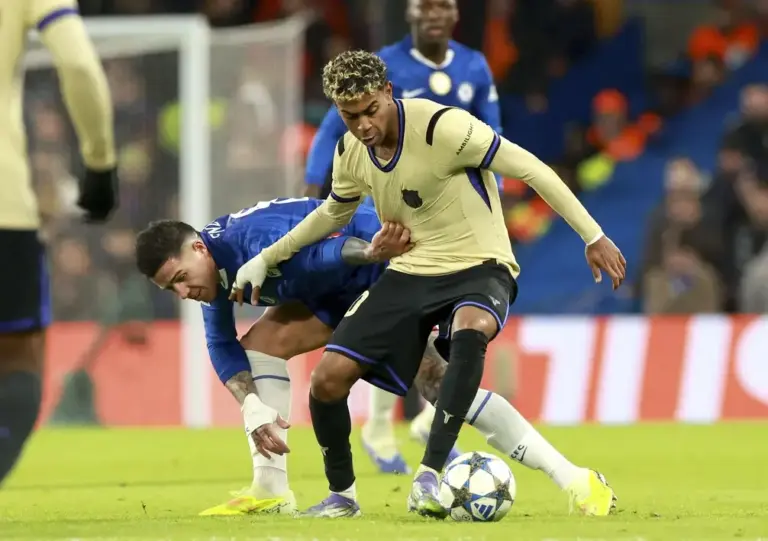 FOTOGRAFÍA. LONDRES (REINO UNIDO), 25 DE NOVIEMBRE DE 2025. El jugador del Chelsea Enzo Fernandez (I) ante Lamine Yamal, del Barcelona, durante el partido de la UEFA Champions League que han jugado Chelsea y Barcelona en Londres, Reino Unido. Efe