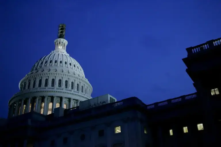 FOTOGRAFÍA. WASHINGTON (ESTADOS UNIDOS DE AMÉRICA, EEUU), 10 DE NOVIEMBRE DE 2025. El Senado de Estados Unidos de América  (EEUU) aprobó este lunes un acuerdo auspiciado por los republicanos y respaldado por ocho demócratas para financiar temporalmente al Gobierno federal de la 47° Administración Donald John Trump/James David Vance y permitir su reapertura, en una medida que ahora pasa a la Cámara de Representantes para poner fin al cierre más largo de la historia del país. Efe