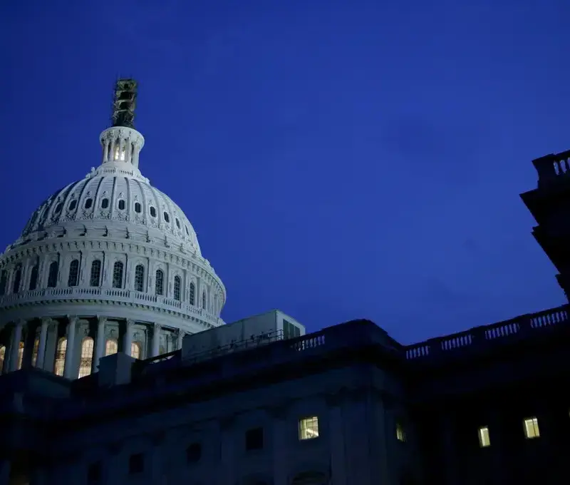 8 demócratas se desmarcan de su bloque y desbloquean el Gobierno Trump FOTOGRAFÍA. WASHINGTON (ESTADOS UNIDOS DE AMÉRICA, EEUU), 10 DE NOVIEMBRE DE 2025. El Senado de Estados Unidos de América (EEUU) aprobó este lunes un acuerdo auspiciado por los republicanos y respaldado por ocho demócratas para financiar temporalmente al Gobierno federal de la 47° Administración Donald John Trump/James David Vance y permitir su reapertura, en una medida que ahora pasa a la Cámara de Representantes para poner fin al cierre más largo de la historia del país. Efe