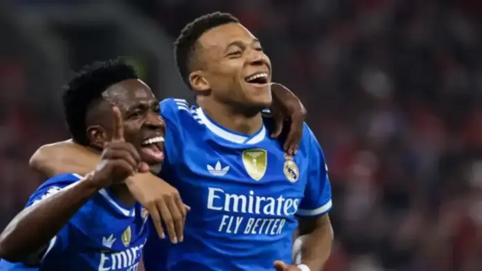 Champions,Real Madrid,Atenas FOTOGRAFÍA. ATENAS (GRECIA), 26 DE NOVIEMBRE DE 2025. El jugador del Real Madrid Kylian Mbappe (d) y Vincicius celebran un gol durante el partido de la UEFA Champions League que han jugado Olympiacos FC y Real Madrid en Atenas, Grecia. Efe