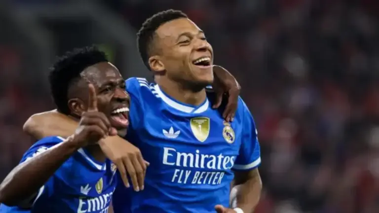 FOTOGRAFÍA. ATENAS (GRECIA), 26 DE NOVIEMBRE DE 2025. El jugador del Real Madrid Kylian Mbappe (d) y Vincicius celebran un gol durante el partido de la UEFA Champions League que han jugado Olympiacos FC y Real Madrid en Atenas, Grecia. Efe