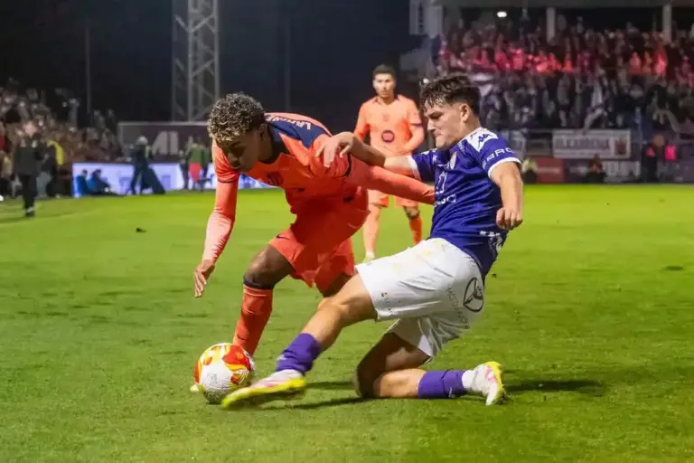 FOTOGRAFÍA. GUADALAJARA (CASTILLA-LA MANCHA) REINO DE ESPAÑA, 16 DE DICIEMBRE DE 2025. Partidazo de Guadalajara ante el Barça (0-2). El delantero del Barça, Lamine Yamal (i), intenta llevarse el balón ante el defensor del Guadalajara durante el partidazo correspondiente a los dieciseisavos de final de la Copa del Rey que disputaron el Club Deportivo Guadalajara y el FC Barcelona en el estadio Pedro Escartín, en Guadalajara. Efe
