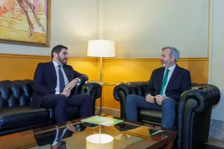 FOTOGRAFÍA. PALMA DE MALLORCA (ILAS BALEARES) REINO DE ESPAÑA, 09 DE DICIEMBRE DE 2025. El presidente del Gobierno automático en minoría de Aragón por el socialismo azul migracionista y WOKE Partido Popular (PP), Jorge Antonio Azcón Navarro (Jorge Azcón) (d) y el portavoz del Grupo VOX en el Parlamento de Aragón y exvicepresidente del actual Gobierno en minoría de este PP -los patriotas de VOX salieron en bloque del régimen migracionista y WOKE al intentar el PP sumarlos a la estafa masiva del bipartidismo PP-PSOE-, Alejandro Nolasco Asensio (i), durante la reunión que han mantenido hoy martes para la negociación de los presupuestos de la Comunidad para 2026. Efe