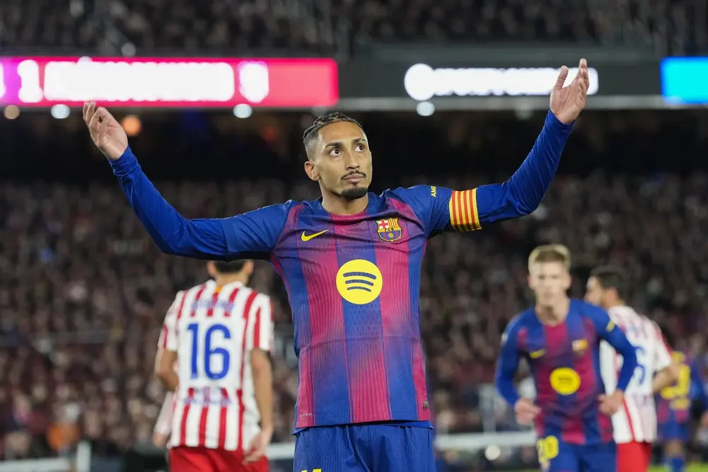 FOTOGRAFÍA. BARCELONA (CATALUÑA) REINO DE ESPAÑA, 02 DE DICIEMBRE DE 2025. El centrocampista brasileño del FC Barcelona Raphinha celebra su gol durante el partido de la jornada 19 de LaLiga que FC Barcelona y Atlético de Madrid disputan en el estadio Spotify Camp Nou de Barcelona. Efe