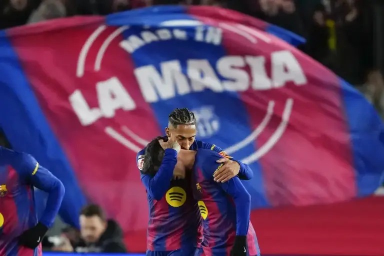 BARCELONA (CATALUÑA) REINO DE ESPAÑA, 02 DE DICIEMBRE DE 2025. El centrocampista brasileño del FC Barcelona Raphinha celebra su gol durante el partido de la jornada 19 de LaLiga que FC Barcelona y Atlético de Madrid disputan en el estadio Spotify Camp Nou de Barcelona. Efe