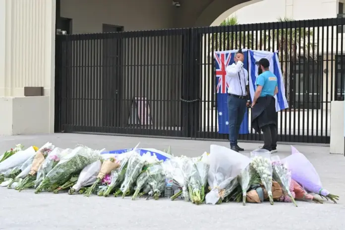 Sidney, Australia, judíos,Januca FOTOGRAFÍA. SIDNEY (AUSTRALIA), 15 DE DICIEMBRE DE 2025. Australia investigó los vínculos con ISIS de uno de los terroristas de Bondi. Las banderas de Australia e Israel, junto a decenas de ramos de flores, en recuerdo de las víctimas del atentado en la playa de Bondi, en la ciudad de Sídney. Efe