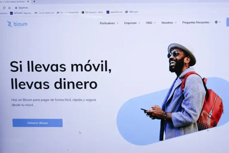 FOTOGRAFÍA. MADRID (REINO DE ESPAÑA), 16 DE DICIEMBRE DE 2025. El Gobierno no espiará el bizum de la gente. Detalle de una imagen de portada web de Bizum. "Si lleva teléfono móvil, lleva dinero", en referencia a las transferencias de dinero por número de teléfono (Bizum). Mientras, el Gobierno quiere controlar y aprovechar para espiar que le dice un padre a su hijo en concepto de transferencia del dinero a su hijo por bizum. Desde Ministerio de Hacienda, dice el Gobierno de Pedro Sánchez Pérez-Castejón que solo "controlará los pagos con Bizum de profesionales y empresarios, no de los particulares". Efe