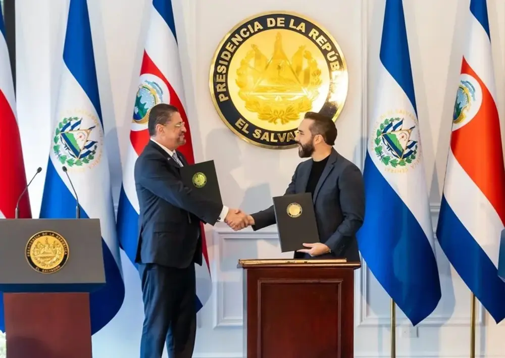FOTOGRAFÍA. SAN SALVADOR (EL SALVADOR), 11 DE DICIEMBRE DE 2025. Acuerdo Hispanoamérica - Escudo de las Américas. Fotografía cedida por el Gobierno de El Salvador de su mandatario, Nayib Armando Bukele Ortez (Nayib Bukele) (d), posando junto al presidente de Costa Rica, Rodrigo Chaves, durante una declaración conjunta este jueves, en Santa Ana (El Salvador). Gobierno de El Salvador/Efe