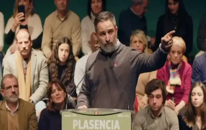 FOTOGRAFÍA. PLASENCIA (CÁCERES) EXTREMADURA (REINO DE ESPAÑA, 15 DE DICEIMBRE DE 2025. Elecciones Extremadura 21D. Abascal a los corruptos: "Pagarán su merecido". El presidente de VOX España y Patriots of Europe, Santiago Abascal Conde (en la imagen); acompaña al candidato de VOX a la Presidencia de la Junta de Extremadura, Óscar Fernández Calle; y el senador de VOX por Extremadura y cabeza de lista por Badajoz a la Asamblea de Extremadura, Ángel Pelayo Gordillo; y defiende la presencia diaria de la formación en todos los municipios extremeños durante la campaña electoral. Lasvocesdelpueblo (Ñ Pueblo)