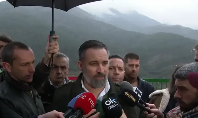 FOTOGRAFÍA. CASARES DE LAS HURDES (CÁCERES) EXTREMADURA (REINO DE ESPAÑA, 16 DE DICEIMBRE DE 2025. Elecciones Extremadura 21D. El presidente de VOX España y Patriots of Europe, Santiago Abascal Conde (c); acompaña al candidato de VOX a la Presidencia de la Junta de Extremadura, Óscar Fernández Calle (d); y el senador de VOX por Extremadura y cabeza de lista por Badajoz a la Asamblea de Extremadura, Ángel Pelayo Gordillo (i); atiende los medios de comunicación en Casares de Las Hurdes, uno de los seis municipios de Las Hurdes, ubicado en la provincia de Cáceres (Comunidad Autónoma de Extremadura, limítrofe con la provincia de Salamanca y con una población de 360 habitantes, según datos de 2024. Lasvocesdelpueblo (Ñ Pueblo)