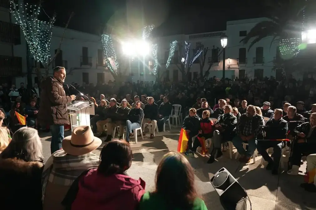 FOTOGRAFÍA. AZUAGA (EXTREMADURA) REINO DE ESPAÑA, 12 DE DICIEMBRE DE 2025. Abascal pide una "mayoría absoluta de VOX". El presidente de VOX y líder de Patriots of Europe, Santiago Abascal Conde (en la imagen); junto el candidato de VOX a la Presidencia de la Junta de Extremadura, Óscar Fernández Calle; y el senador de VOX por Extremadura y cabeza de lista por Badajoz a la Asamblea de Extremadura, Ángel Pelayo Gordillo; pidió hoy un apoyo masivo a VOX en las urnas para no solamente cambiar Extremadura sino toda España. "Dadnos una mayoría absoluta, daremos un giro de 180 grados; no nos votéis a medias". Lasvocesdelpueblo (Ñ Pueblo)