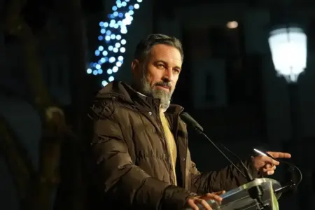 FOTOGRAFÍA. AZUAGA (EXTREMADURA) REINO DE ESPAÑA, 12 DE DICIEMBRE DE 2025. Abascal pide una "mayoría absoluta de VOX". El presidente de VOX y líder de Patriots of Europe, Santiago Abascal Conde; junto el candidato de VOX a la Presidencia de la Junta de Extremadura, Óscar Fernández Calle; y el senador de VOX por Extremadura y cabeza de lista por Badajoz a la Asamblea de Extremadura, Ángel Pelayo Gordillo; pidió hoy un apoyo masivo a VOX en las urnas para no solamente cambiar Extremadura sino toda España. "Dadnos una mayoría absoluta, daremos un giro de 180 grados; no nos votéis a medias". Lasvocesdelpueblo (Ñ Pueblo)