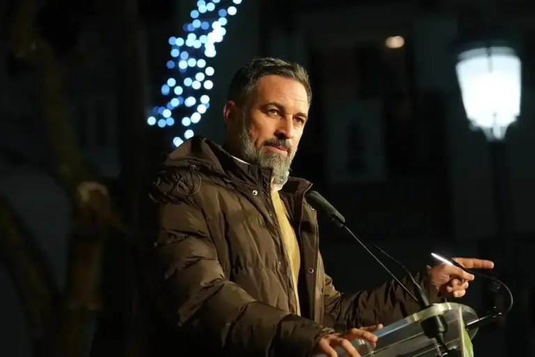 FOTOGRAFÍA. AZUAGA (EXTREMADURA) REINO DE ESPAÑA, 12 DE DICIEMBRE DE 2025. Abascal pide una "mayoría absoluta de VOX". El presidente de VOX y líder de Patriots of Europe, Santiago Abascal Conde; junto el candidato de VOX a la Presidencia de la Junta de Extremadura, Óscar Fernández Calle; y el senador de VOX por Extremadura y cabeza de lista por Badajoz a la Asamblea de Extremadura, Ángel Pelayo Gordillo; pidió hoy un apoyo masivo a VOX en las urnas para no solamente cambiar Extremadura sino toda España. "Dadnos una mayoría absoluta, daremos un giro de 180 grados; no nos votéis a medias". Lasvocesdelpueblo (Ñ Pueblo)