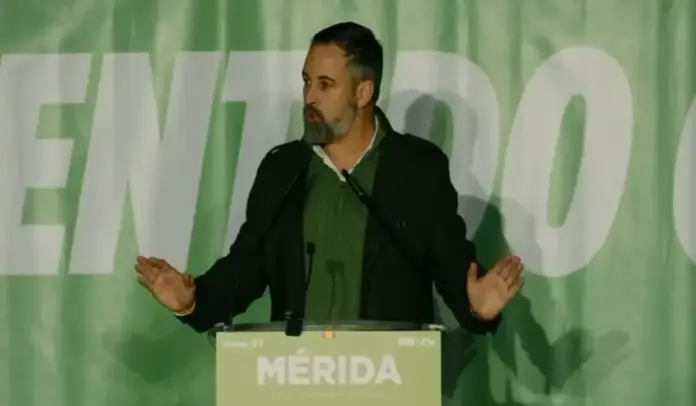 FOTOGRAFÍA. MÉRIDA (BADAJOZ) EXTREMADURA (REINO DE ESPAÑA), 16 DE DICIEMBRE DE 2025. El presidente de VOX, Santiago Abascal Conde (en la imagen); acompañado por el candidato de VOX a la Presidencia de la Junta de Extremadura, Óscar Fernández Calle; y el senador de VOX por Extremadura y cabeza de lista por Badajoz a la Asamblea de Extremadura, Ángel Pelayo Gordillo; clausura el gran acto público de campaña electoral para las elecciones del 21D Extremadura esta noche, unas horas después de atender a los medios de comunicación en Casares de Las Hurdes, uno de los seis municipios de Las Hurdes, ubicado en la provincia de Cáceres (Comunidad Autónoma de Extremadura, limítrofe con la provincia de Salamanca y con una población de 360 habitantes, según datos de 2024. Lasvocesdelpueblo (Ñ Pueblo)