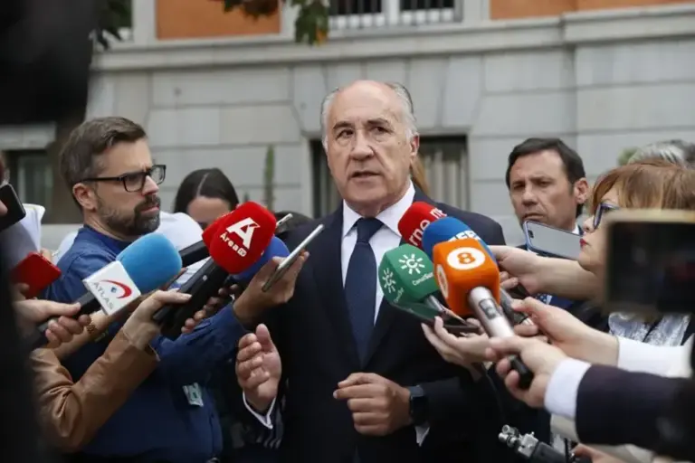 FOTOGRAFÍA. MADRID (COMUNIDAD DE MADRID)/ALGECIRAS (ANDALUCÍA) REINO DE ESPAÑA, 12 DE DICIEMBRE DE 2025 (FECHA RELACIONADA CON LA INFORMACIÓN). Abuso sexual: José Ignacio Landaluce (PP) no dimite. El alcalde de Algeciras y senador por el Partido Popular (PP), José Ignacio Landaluce, ha registrado este viernes su baja como miembro del grupo parlamentario del PP en el Senado, tras la denuncia que recibió por un presunto abuso sexual. Efe