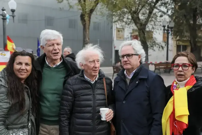 Albert Boadella,Carlos Pérez Nieves,Ciutadans homenaje a los valores de la España constitucional,Tarragona,Constitución Española FOTOGRAFÍA. TARRAGONA (CATALUÑA) REINO DE ESPAÑA, 06 DE DICIEMBRE DE 2025. Día de la Constitución Española 6D. El secretario general de Ciutadans Partit de la Ciudadanía Ciudadanos (Cs), Carlos Pérez-Nievas López de Goicoechea (2id); participa a la tradicional concentración del Día de la Constitución Española del 1978 en plaza de la Constitución, ubicada en la barriada de Bonavista (ciudad de Tarragona), junto a quien fue el tercer secretario general de Cs, exdiputado regional por Tarragona al Parlamento de Cataluña hasta la expulsión de Cs en la cámara catalana en 2024 y excandidato de Cs a las últimas elecciones europeas, Matías Alonso Ruiz (2i); y el dramaturgo catalán y militante del partido, Albert Boadella Oncins (c). Lasvocesdelpueblo (Ñ Pueblo)