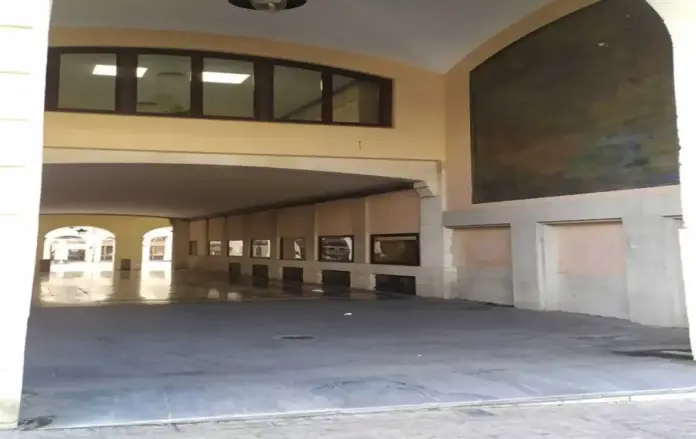 Alcoy restaurará su patrimonio urbano gracias a VOX FOTOGRAFÍA. ALCOY (ALICANTE) COMUNIDAD VALENCIANA (REINO DE ESPAÑA), 05 DE DICIEMBRE DE 2025. Este viernes 5 de diciembre, el Pleno Municipal del Ayuntamiento de Alcoy aprobó una moción presentada por el Grupo Municipal de VOX, defendida por su portavoz suplente municipal, Carlos José García Seguí (Carlos García), para impulsar la "restauración, protección, iluminación y señalización de los murales del Pasaje de San Agustín". Lasvocesdelpueblo (Ñ Pueblo)