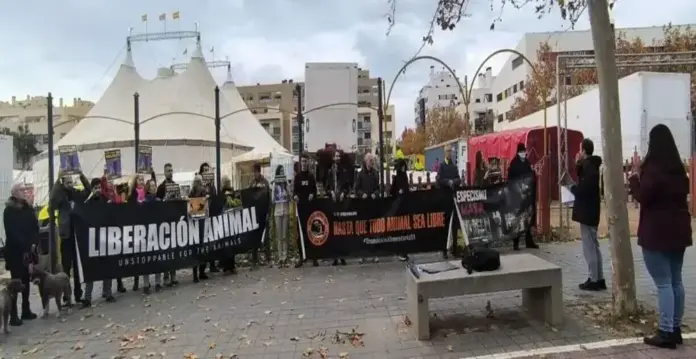 Animalistas, circo de navidad, Valencia, Animalistas señalan la estafa a gran escala del Circ de Nadal FOTOGRAFÍA. VALENCIA (REINO DE ESPAÑA), 13 DE DICIEMBRE DE 2025. Animalistas señalan la "estafa a gran escala" del Circ de Nadal. Entidades animalistas València Animal Save, Plataforma Defensa Animal, entre otros reclaman la "liberación animal" en una protesta ante las instalaciones de "Circ de Nadal" (Circo de Navidad) en el barrio de Benicalap de la Ciudad de Valencia, Comunidad Valenciana (Reino de España), este sábado. Lasvocesdelpueblo (Ñ Pueblo)