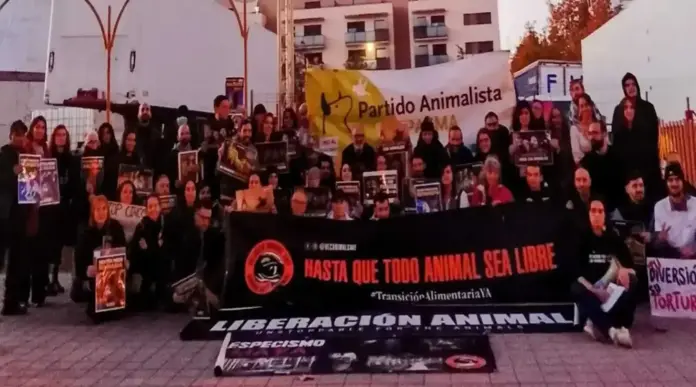 Animalistas protestan frente al Circo de Navidad por uso de animales FOTOGRAFÍA. VALENCIA (COMUNIDAD VALENCIANA) REINO DE ESPAÑA, 06 DE DICIEMBRE DE 2025. La ciudad de Valencia registró hoy una protesta de grupos de animalistas frente a las puertas del Circo de Navidad (Circ de Nadal). Lasvocesdelpueblo (Ñ Pueblo)