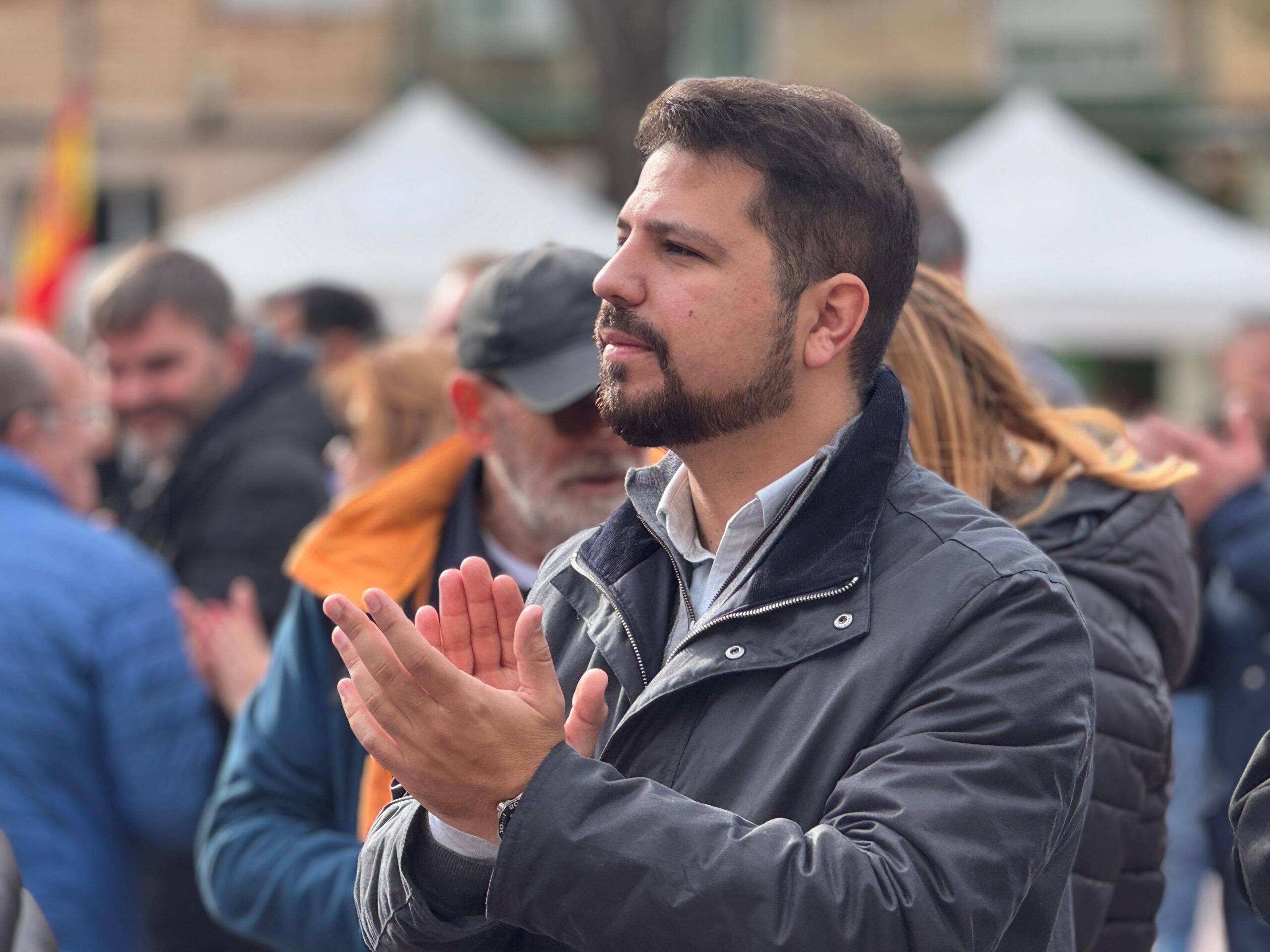 FOTOGRAFÍA. BARRIO DE BONAVISTA (CIUDAD DE TARRAGONA) CATALUÑA (REINO DE ESPAÑA, 06 DE DICIEMBRE DE 2025. Día de la Constitución Española del 1978 (6D). Liderados por el presidente del Comité Ejecutivo Provincial de VOX en Tarragona y portavoz adjunto dle Grupo Parlamentario de VOX en el Parlamento de Cataluña, Sergio Macián de Greef; los dirigentes locales, institucionales y miembros de la cúpula provincia de VOX en la provincia de Tarragona han participado la mañana de este sábado al tradicional acto del Día de la Carta Magna del país de don Quijote en la emblemática Plaza de al Constitución en la barriada de Bonavista, entre ellos la portavoz del Grupo Municipal en el Ayuntamiento de Salou, Ana Belén Rodríguez Ros; el concejal en Salou, Paul Daniel Axinte Axinte; el portavoz del Grupo Municipal en el Ayuntamiento de Torredembarra y diputado número dos por Tarragona al Parlamento de Cataluña, Javier Ramírez Gutiérrez; entre otros. Lasvocesdelpueblo (Ñ Pueblo)
