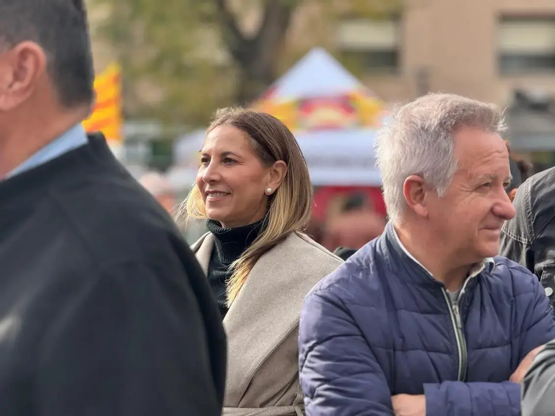 FOTOGRAFÍA. BARRIO DE BONAVISTA (CIUDAD DE TARRAGONA) CATALUÑA (REINO DE ESPAÑA, 06 DE DICIEMBRE DE 2025. Día de la Constitución Española del 1978 (6D). Liderados por el presidente del Comité Ejecutivo Provincial de VOX en Tarragona y portavoz adjunto dle Grupo Parlamentario de VOX en el Parlamento de Cataluña, Sergio Macián de Greef; los dirigentes locales, institucionales y miembros de la cúpula provincia de VOX en la provincia de Tarragona han participado la mañana de este sábado al tradicional acto del Día de la Carta Magna del país de don Quijote en la emblemática Plaza de al Constitución en la barriada de Bonavista, entre ellos la portavoz del Grupo Municipal en el Ayuntamiento de Salou, Ana Belén Rodríguez Ros; el concejal en Salou, Paul Daniel Axinte Axinte; el portavoz del Grupo Municipal en el Ayuntamiento de Torredembarra y diputado número dos por Tarragona al Parlamento de Cataluña, Javier Ramírez Gutiérrez; entre otros. Lasvocesdelpueblo (Ñ Pueblo)
