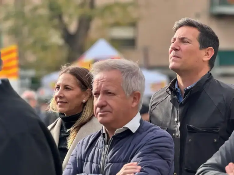 FOTOGRAFÍA. BARRIO DE BONAVISTA (CIUDAD DE TARRAGONA) CATALUÑA (REINO DE ESPAÑA, 06 DE DICIEMBRE DE 2025. Día de la Constitución Española del 1978 (6D). Liderados por el presidente del Comité Ejecutivo Provincial de VOX en Tarragona y portavoz adjunto dle Grupo Parlamentario de VOX en el Parlamento de Cataluña, Sergio Macián de Greef (2ª fila d); los dirigentes locales, institucionales y miembros de la cúpula provincia de VOX en la provincia de Tarragona han participado la mañana de este sábado al tradicional acto del Día de la Carta Magna del país de don Quijote en la emblemática Plaza de al Constitución en la barriada de Bonavista, entre ellos la portavoz del Grupo Municipal en el Ayuntamiento de Salou, Ana Belén Rodríguez Ros (i); el concejal en Salou, Paul Daniel Axinte Axinte; el portavoz del Grupo Municipal en el Ayuntamiento de Torredembarra y diputado número dos por Tarragona al Parlamento de Cataluña, Javier Ramírez Gutiérrez; entre otros. Lasvocesdelpueblo (Ñ Pueblo)