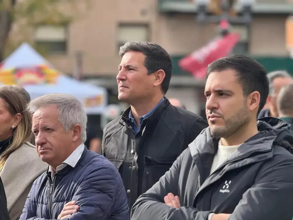 FOTOGRAFÍA. BARRIO DE BONAVISTA (CIUDAD DE TARRAGONA) CATALUÑA (REINO DE ESPAÑA, 06 DE DICIEMBRE DE 2025. Día de la Constitución Española del 1978 (6D). Liderados por el presidente del Comité Ejecutivo Provincial de VOX en Tarragona y portavoz adjunto dle Grupo Parlamentario de VOX en el Parlamento de Cataluña, Sergio Macián de Greef; los dirigentes locales, institucionales y miembros de la cúpula provincia de VOX en la provincia de Tarragona han participado la mañana de este sábado al tradicional acto del Día de la Carta Magna del país de don Quijote en la emblemática Plaza de al Constitución en la barriada de Bonavista, entre ellos la portavoz del Grupo Municipal en el Ayuntamiento de Salou, Ana Belén Rodríguez Ros; el concejal en Salou, Paul Daniel Axinte Axinte; el portavoz del Grupo Municipal en el Ayuntamiento de Torredembarra y diputado número dos por Tarragona al Parlamento de Cataluña, Javier Ramírez Gutiérrez; entre otros. Lasvocesdelpueblo (Ñ Pueblo)