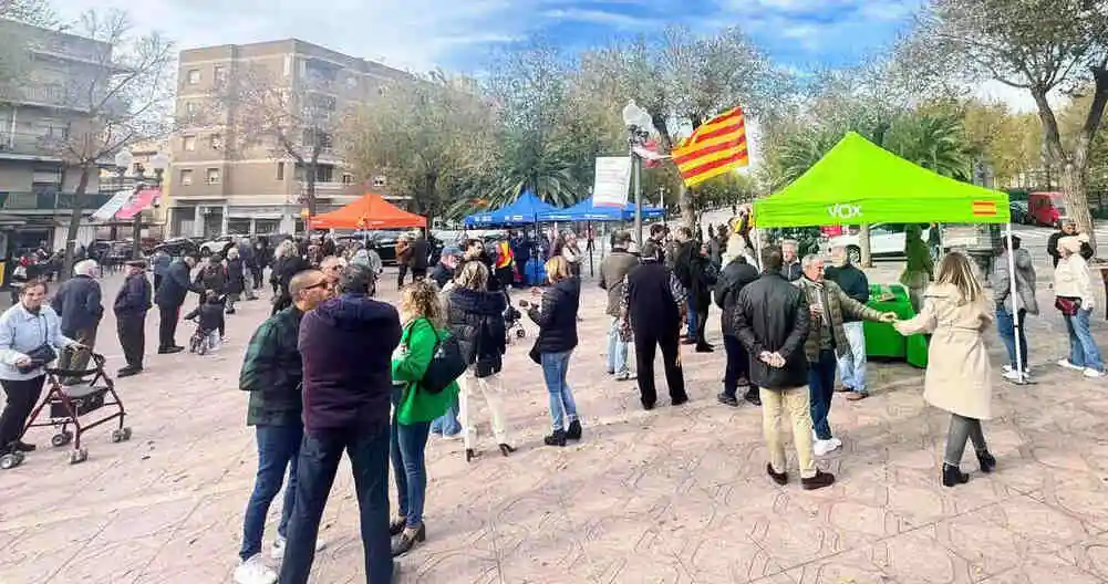 FOTOGRAFÍA. BARRIO DE BONAVISTA (CIUDAD DE TARRAGONA) CATALUÑA (REINO DE ESPAÑA, 06 DE DICIEMBRE DE 2025. Día de la Constitución Española del 1978 (6D). Liderados por el presidente del Comité Ejecutivo Provincial de VOX en Tarragona y portavoz adjunto dle Grupo Parlamentario de VOX en el Parlamento de Cataluña, Sergio Macián de Greef; los dirigentes locales, institucionales y miembros de la cúpula provincia de VOX en la provincia de Tarragona han participado la mañana de este sábado al tradicional acto del Día de la Carta Magna del país de don Quijote en la emblemática Plaza de al Constitución en la barriada de Bonavista, entre ellos la portavoz del Grupo Municipal en el Ayuntamiento de Salou, Ana Belén Rodríguez Ros; el concejal en Salou, Paul Daniel Axinte Axinte; el portavoz del Grupo Municipal en el Ayuntamiento de Torredembarra y diputado número dos por Tarragona al Parlamento de Cataluña, Javier Ramírez Gutiérrez; entre otros. Lasvocesdelpueblo (Ñ Pueblo)