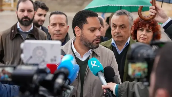 Cáceres, Extremadura, VOX, Ignacio Garriga Vaz de Conceiçao, Los extremeños no piden milagros FOTOGRAFÍA. CÁCERES (EXTREMADURA) REINO DE ESPAÑA, 10 DE DICIEMBRE DE 2025. El secretario general de VOX y presidente del Grupo Parlamentario en el Parlamento de Cataluña, Ignacio Garriga Vaz de Conceiçao (c); el candidato de VOX a presidir la Junta de Extremadura, Oscar Fernández Calle (2i); el senador por Extremadura y candidato por Badajoz a la Asamblea de Extremadura, Ángel Pelayo Gordillo (2d). Lasvocesdelpueblo (Ñ Pueblo)