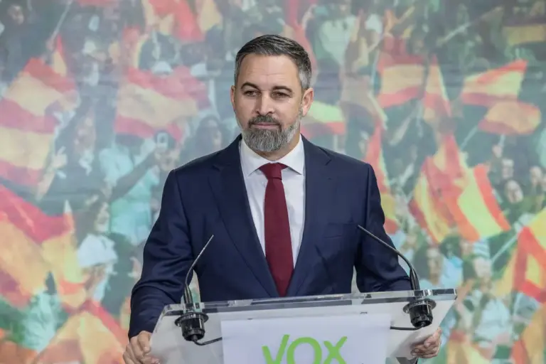 FOTOGRAFÍA. MADRID (REINO DE ESPAÑA), 22 DE DICIEMBRE DE 2025. Extremadura quiere "más del doble de VOX" en sus instituciones. El presidente de VOX, Santiago Abascal Conde, registrado este lunes durante una rueda de prensa en la sede nacional del partido de los obreros españoles en calle Bambú 12 de Madrid. Lasvocesdelpueblo (Ñ Pueblo)
