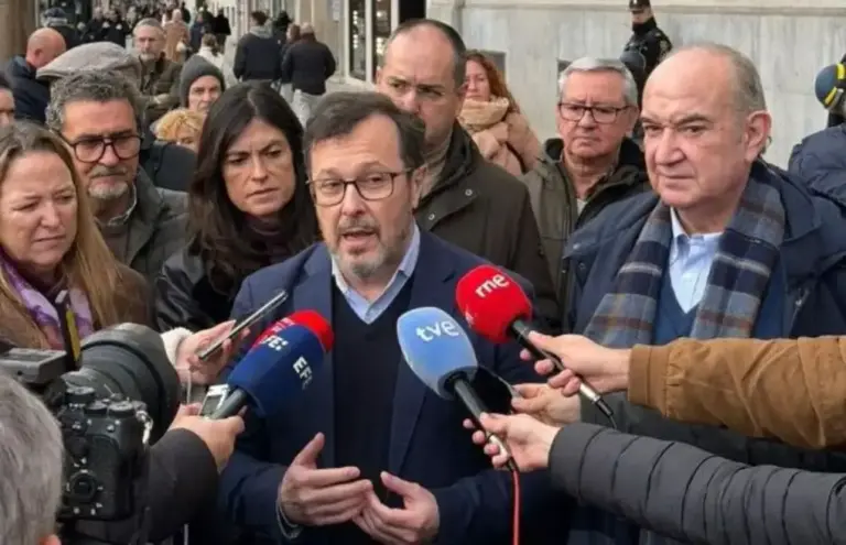 FOTOGRAFÍA. SANTANDER (CANTABRIA) ESPAÑA, 26 DE DICIEMBRE DE 2025. Calle Bambú pide al PP que rompa con el PSOE. El portavoz de calle Bambú 12, José Antonio Fúster Lamelas, ha atendido la tarde de este viernes a los medios de comunicación en en calle Calvo Sotelo 25 de Santander, Comunidad Autónoma de Cantabria, con motivo de la manifestación convocada por la Unión Nacional de Asociaciones del Sector Primario Independientes. Lasvocesdelpueblo (Ñ Pueblo)