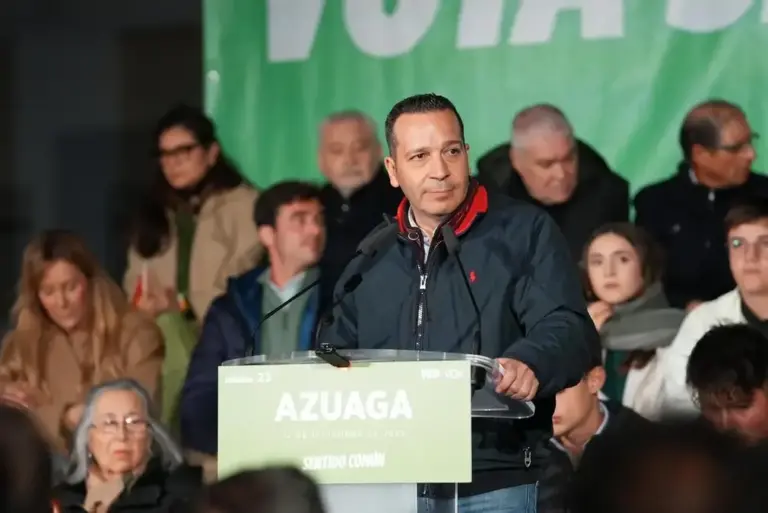 FOTOGRAFÍA. AZUAGA (EXTREMADURA) REINO DE ESPAÑA, 12 DE DICIEMBRE DE 2025. Calle: En Bruselas PP-PSOE "votan juntos" contra España. El presidente de VOX y líder de Patriots of Europe, Santiago Abascal Conde; junto el candidato de VOX a la Presidencia de la Junta de Extremadura, Óscar Fernández Calle (en la imagen); y el senador de VOX por Extremadura y cabeza de lista por Badajoz a la Asamblea de Extremadura, Ángel Pelayo Gordillo; pidió hoy un apoyo masivo a VOX en las urnas para no solamente cambiar Extremadura sino toda España. "Dadnos una mayoría absoluta, daremos un giro de 180 grados; no nos votéis a medias". Lasvocesdelpueblo (Ñ Pueblo)
