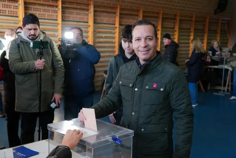 FOTOGRAFÍA. CÁCERES (EXTREMADURA) REINO DE ESPAÑA, 21 DE DICIEMBRE DE 2025. Jornada electoral de las Elecciones Extremadura 21D. Calle vota muy seguro de un histórico resultado de VOX Extremadura. El candidato de VOX a la Presidencia de la Junta de Extremadura ha ejercido este domingo su derecho al voto en el Colegio de Educación Infantil y Primaria (CEIP) Castra Caecilia de calle Calle Miguel Ángel Ortí Belmonte, s/n, Norte, 10004 Cáceres. Calle ha acudido a votar acompañado por una delegación nacional de Calle Bambú 12 de Madrid: la vicesecretaria Nacional de Organización Territorial y Relaciones Institucionales de VOX y diputada por Madrid al Congreso de los Diputados, María de la Cabeza Ruiz Solás; el portavoz nacional de VOX, José Antonio Fuster Lamela. Además, la familia de calle y compañeros de la formación en Extremadura estuvieron presentes. Lasvocesdelpueblo (Ñ Pueblo)