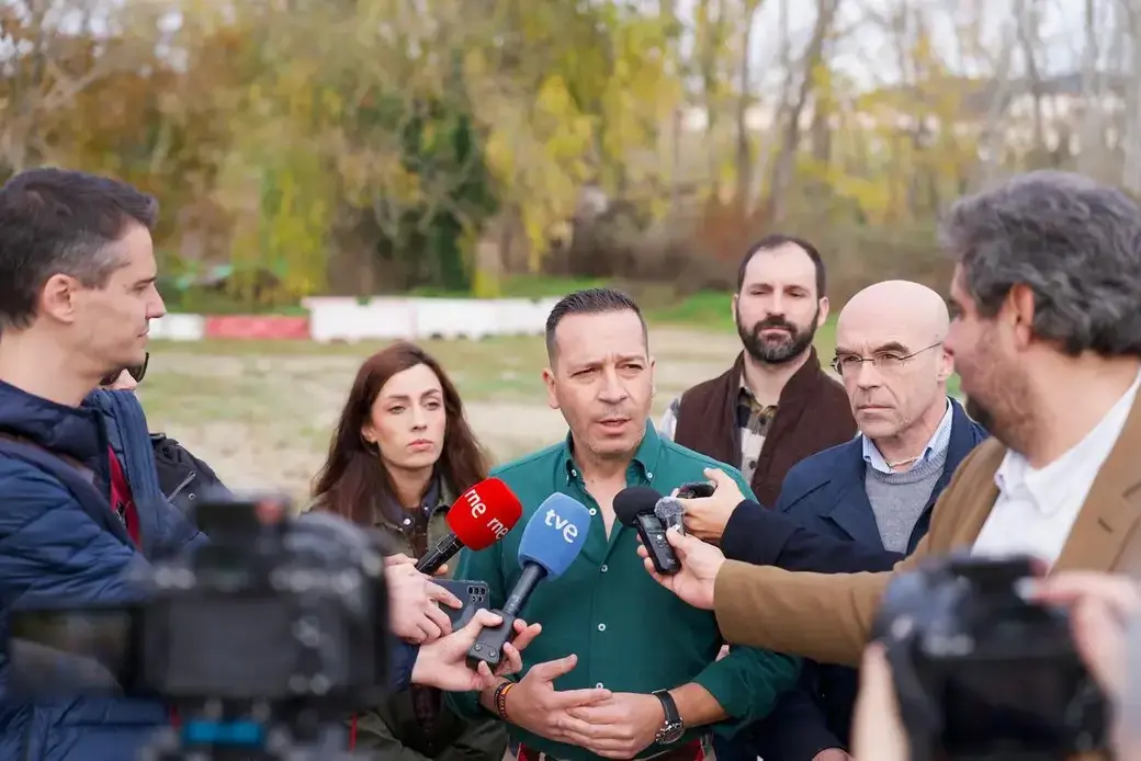 FOTOGRAFÍA. PLASENCIA (CÁCERES) EXTREMADURA (REINO DE ESPAÑA, 07 DE DICIEMBRE DE 2025. Elecciones Extremadura 21D | El jefe de Delegación de VOX en Bruselas (Parlamento Europeo) y jefe de los servicios jurídicos de VOX, Jorge Buxadé Villalba (d); el candidato de VOX a la Presidencia de la Junta de Extremadura, Óscar Fernández Calle (i); y el senador por Extremadura y candidato por Badajoz a la Asamblea de Extremadura, Ángel Pelayo Gordillo; se han reunido hoy con agricultores y ganaderos del norte de la provincia de Cáceres. Lasvocesdelpueblo (Ñ Pueblo)