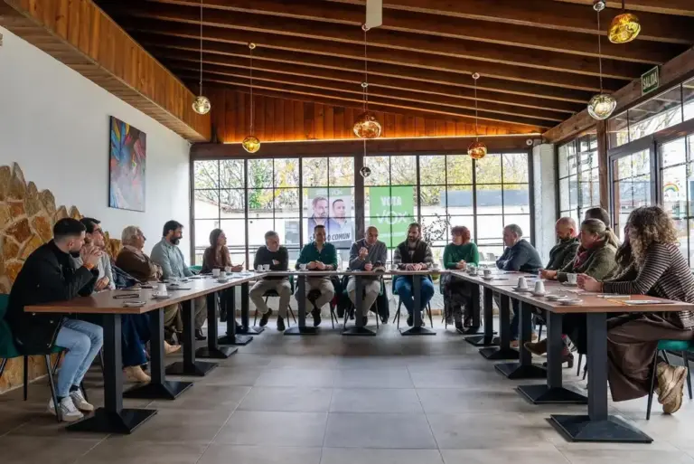 FOTOGRAFÍA. PLASENCIA (CÁCERES) EXTREMADURA (REINO DE ESPAÑA, 07 DE DICIEMBRE DE 2025. Elecciones Extremadura 21D | El jefe de Delegación de VOX en Bruselas (Parlamento Europeo) y jefe de los servicios jurídicos de VOX, Jorge Buxadé Villalba (fondo 3i); el candidato de VOX a la Presidencia de la Junta de Extremadura, Óscar Fernández Calle (fondo 2 i); y el senador por Extremadura y candidato por Badajoz a la Asamblea de Extremadura, Ángel Pelayo Gordillo (fondo i); se han reunido hoy con agricultores y ganaderos del norte de la provincia de Cáceres. Lasvocesdelpueblo (Ñ Pueblo)