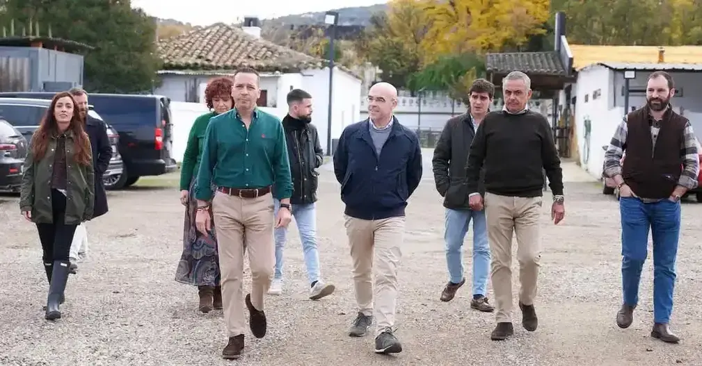 FOTOGRAFÍA. PLASENCIA (CÁCERES) EXTREMADURA (REINO DE ESPAÑA, 07 DE DICIEMBRE DE 2025. Elecciones Extremadura 21D | El jefe de Delegación de VOX en Bruselas (Parlamento Europeo) y jefe de los servicios jurídicos de VOX, Jorge Buxadé Villalba (c); el candidato de VOX a la Presidencia de la Junta de Extremadura, Óscar Fernández Calle (i); y el senador por Extremadura y candidato por Badajoz a la Asamblea de Extremadura, Ángel Pelayo Gordillo (d); se han reunido hoy con agricultores y ganaderos del norte de la provincia de Cáceres. Lasvocesdelpueblo (Ñ Pueblo)