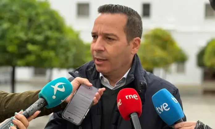 FOTOGRAFÍA. MÉRIDA (EXTREMADURA) REINO DE ESPAÑA, 02 DE DICIEMBRE DE 2025. Elecciones Extremadura 21D. El candidato de VOX a la Presidencia de la Junta de Extremadura, Oscar Fernández Calle, atiende a los medios de comunicación en Mérida. Lasvocesdelpueblo (Ñ Pueblo)