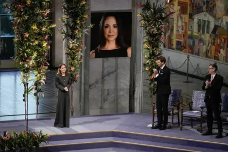 FOTOGRAFÍA. OSLO (NORUEGA), 10 DE DICIEMBRE DE 2025. María Corina - nobel de la Paz. Imagen de la hija de María Corina Machado Parisca, Ana Corina Sosa, recibiendo el Nobel de la Paz en nombre de su madre, en Oslo (Noruega), durante la primera aparición pública de la Nobel de la paz de opositora venezolana María Corina Machado. Efe