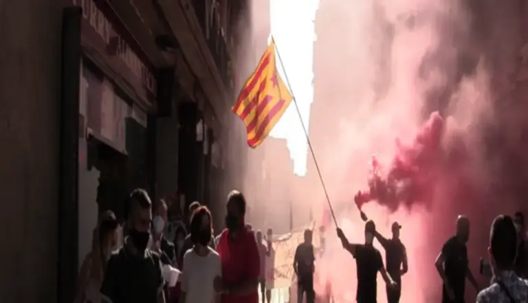 FOTOGRAFÍA. BARRIO EL RAVAL DE BARCELONA (CATALUÑA) REINO DE ESPAÑA, 02 DE SEPTIEMBRE DE 2020. Al menos un centenar de banda nazi Antifa, que integran las hordas separatistas y los progres (progresistas), persiguen, acosan y atacan físicamente a los políticos, diputados en el Congreso de los Diputados del Reino de España por el partido político VOX, Ignacio Garriga y Rocío de Meer Méndez (2 i) junto al jefe de la Seguridad de VOX en Cataluña, por las calles de la ciudad de Barcelona, en la barriada conflictiva de El Raval, convertida en un "no go zone" de Cataluña. Lasvocesdelpueblo (Ñ Pueblo)