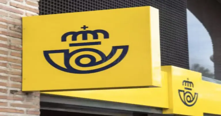 FOTOGRAFÍA. MÉRIDA (EXTREMADURA) REINO DE ESPAÑA, 18 DE DICIEMBRE DE 2025. Roban los votos por correo de las Elecciones Extremadura 21D. Detalle de un logotipo de la empresa estatal española Correos y Telégrafos. Lasvocesdelpueblo (Ñ Pueblo)