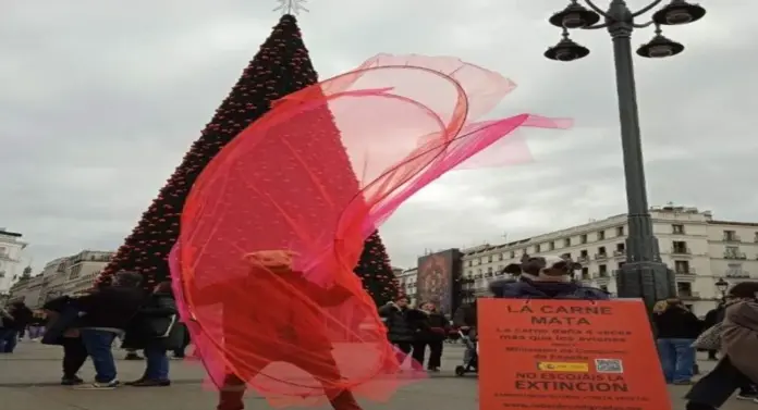 FOTOGRAFÍA. MADRID (COMUNIDAD DE MADRID) ESPAÑA, 29 DE DICIEMBRE DE 2025. Desinformación criminal del Gobierno ante holocausto animal. Rebeldes Indignadas, escisión de Rebelión Científica dedicada a la lucha contra el negacionismo de las principales causas y respuestas ante la mayor crisis de la historia, junto a la nueva colectiva Gaia no se Ríe, lanzan una campaña y serie de acciones para denunciar el delirio del consumo de productos animales y del hiperconsumo de productos en general que impera en nuestra sociedad, con la Navidad como uno de sus máximos ejemplos, y sustentado por una desinformación radical promovida desde gobiernos, empresas, medios de comunicación e incluso grandes sectores del activismo ecosocial. Lasvocesdelpueblo (Ñ Pueblo)