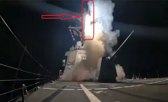 FOTOGRAFÍA. AGUAS AFRICANAS, 25 DE DICIEMBRE DE 2025. Una cámara el Departamento de Guerra de de los Estado Unidos de América (EEUU), titular del Secretario de Guerra y oficial de la Guardia Nacional del Ejército estadounidense, Peter Brian Hegseth, registra el lanzamiento de uno de los misiles los numerosos ataques perfectos de EEUU contra la escoria terrorista islamista (yihadista) del Estado Islámico (EI)/Estado Islámico de Irak y el Levante (EIIL)/Estado Islámico de Irak y Siria (EIIS)/Islamic State of Iraq and Syria (ISIS)/Dáesh/Daish en el norte de Nigeria el noroeste de Nigeria, con el fin de eliminar a estos islamofascistas y proteger a las vidas vulnerables de la gente cristiana nigeriana y a los pueblos de los países vecinos del norte de África donde los grupos socialista del nacionalsocialismo "Boko Haram" masacran a los cristianos frente al silencio cómplice del socialismo criminal de la Unión Europea y sus aliados islamo-socialistas. Captura vídeo Departamento de Guerra/Lasvocesdelpueblo (Ñ Pueblo)