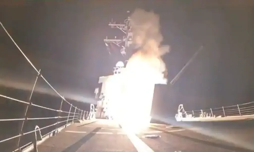 FOTOGRAFÍA. AGUAS AFRICANAS, 25 DE DICIEMBRE DE 2025. Una cámara el Departamento de Guerra de de los Estado Unidos de América (EEUU), titular del Secretario de Guerra y oficial de la Guardia Nacional del Ejército estadounidense, Peter Brian Hegseth, registra el lanzamiento de un de los misiles los numerosos ataques perfectos de EEUU contra la escoria terrorista islamista (yihadista) del Estado Islámico (EI)/Estado Islámico de Irak y el Levante (EIIL)/Estado Islámico de Irak y Siria (EIIS)/Islamic State of Iraq and Syria (ISIS)/Dáesh/Daish en el norte de Nigeria el noroeste de Nigeria, con el fin de eliminar a estos islamofascistas y proteger a las vidas vulnerables de la gente cristiana nigeriana y a los pueblos de los países vecinos del norte de África donde los grupos socialista del nacionalsocialismo "Boko Haram" masacran a los cristianos frente al silencio cómplice del socialismo criminal de la Unión Europea y sus aliados islamo-socialistas. Captura vídeo Departamento de Guerra/Lasvocesdelpueblo (Ñ Pueblo)