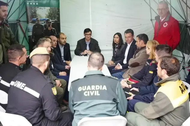 FOTOGRAFÍA. SANTA PERPETÚA DE MOGUDA (BARCELONA) CATALUÑA (REINO DE ESPAÑA), 06 DE DICIEMBRE DE 2025. El presidente del Govern de la Generalitat de Catalunya y secretario general del Partido Socialista de Cataluña (PSC/PSOE), Salvador Illa Roca (c), visita el Centro de mando avanzado del dispositivo de contención de la peste porcina africana en Centro de Recuperación de Fauna Salvaje de Torreferrussa en Santa Perpètua de Mogoda (Comarca del Vallés Occidental) Barcelona. Efe