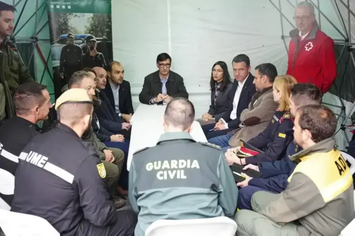 ESPANA PESTE PORCINA, Cataluña, jabalí,Peste porcina Cataluña, No hay ningún riesgo para el consumo humano (1) FOTOGRAFÍA. SANTA PERPETÚA DE MOGUDA (BARCELONA) CATALUÑA (REINO DE ESPAÑA), 06 DE DICIEMBRE DE 2025. El presidente del Govern de la Generalitat de Catalunya y secretario general del Partido Socialista de Cataluña (PSC/PSOE), Salvador Illa Roca (c), visita el Centro de mando avanzado del dispositivo de contención de la peste porcina africana en Centro de Recuperación de Fauna Salvaje de Torreferrussa en Santa Perpètua de Mogoda (Comarca del Vallés Occidental) Barcelona. Efe