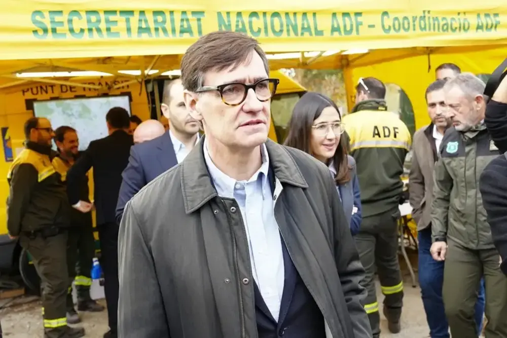 FOTOGRAFÍA. SANTA PERPETÚA DE MOGUDA (BARCELONA) CATALUÑA (REINO DE ESPAÑA), 06 DE DICIEMBRE DE 2025. El presidente del Govern de la Generalitat de Catalunya y secretario general del Partido Socialista de Cataluña (PSC/PSOE), Salvador Illa Roca (en la imagen), visita el Centro de mando avanzado del dispositivo de contención de la peste porcina africana en Centro de Recuperación de Fauna Salvaje de Torreferrussa en Santa Perpètua de Mogoda (Comarca del Vallés Occidental) Barcelona. Efe