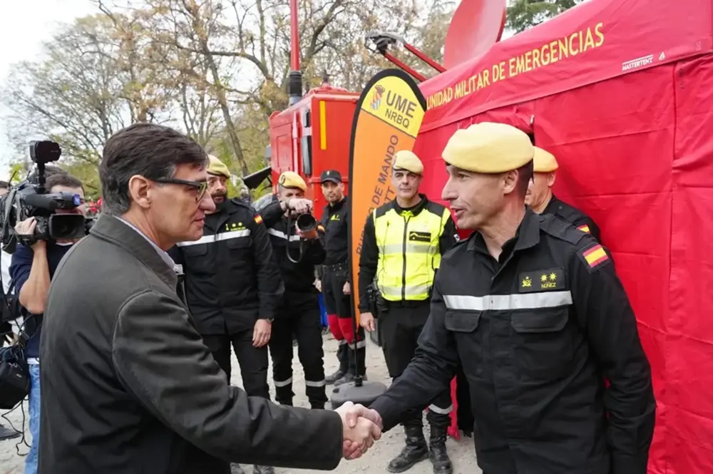 FOTOGRAFÍA. SANTA PERPETÚA DE MOGUDA (BARCELONA) CATALUÑA (REINO DE ESPAÑA), 06 DE DICIEMBRE DE 2025. El presidente del Govern de la Generalitat de Catalunya y secretario general del Partido Socialista de Cataluña (PSC/PSOE), Salvador Illa Roca (i), visita el Centro de mando avanzado del dispositivo de contención de la peste porcina africana en Centro de Recuperación de Fauna Salvaje de Torreferrussa en Santa Perpètua de Mogoda (Comarca del Vallés Occidental) Barcelona. Efe