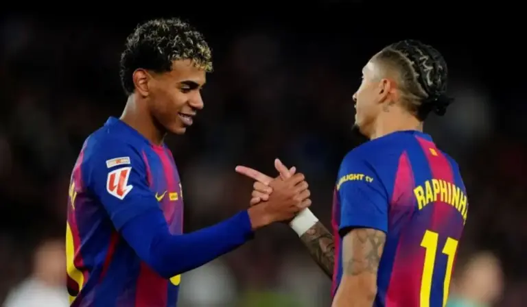 FOTOGRAFÍA. BARCELONA (CATALUÑA) REINO DE ESPAÑA, 13 DE DICIEMBRE DE 2025. El Barça que acumula siete victorias consecutivas. El delantero brasileño del FC Barcelona Raphael Dias Belloli (Raphinha) (d) celebra su segundo gol ante el Osasuna con su compañero Lamine Yamal (i) durante el partido de la jornada 16 de LaLiga que FC Barcelona y Club Atlético Osasuna  disputaron en el Camp Nou. Efe