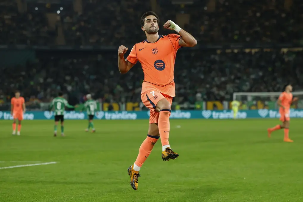 FOTOGRAFÍA. SEVILLA (ANDALUCÍA) REINO DE ESPAÑA, 06 DE DICIEMBRE DE 2025. El delantero del Barcelona Ferrán Torres celebra su tercer gol ante el Betis durante el partido de LaLiga EA Sports que Real Betis y FC Barcelona disputaron en el estadio de La Cartuja, en Sevilla. Efe